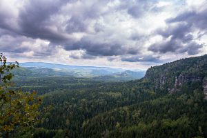 Wolken und Steine